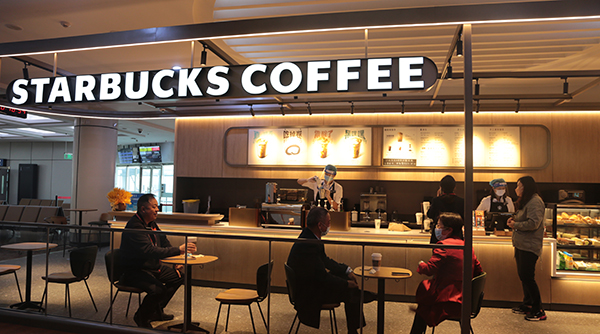 1666750252947086.jpg 西南地區(qū)第一家支線機(jī)場(chǎng)星巴克門(mén)店在綿陽(yáng)機(jī)場(chǎng)正式開(kāi)業(yè)1011.jpg